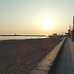 Parenthese En Bord De Mer, Vue Imprenable Sur L'infini Bleu