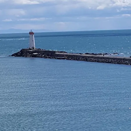 Parenthese En Bord De Mer, Vue Imprenable Sur L'infini Bleu *